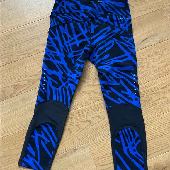 Nike Crop Leggings - Picture 2 of 5